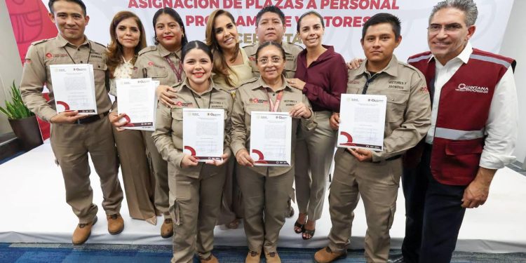 Ana Paty Peralta entrega nombramientos para beneficiar a 39 trabajadores de los Servicios Estatales de Salud (SESA)
