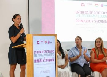 Ana Paty Peralta entrega certificados del Programa educativo de Primaria y secundaria en Cancún