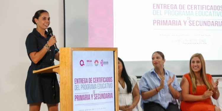 Ana Paty Peralta entrega certificados del Programa educativo de Primaria y secundaria en Cancún