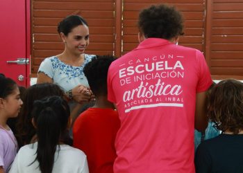 Ana Paty Peralta, visitó la Escuela de Iniciación Artística (EIAA) de Cancún