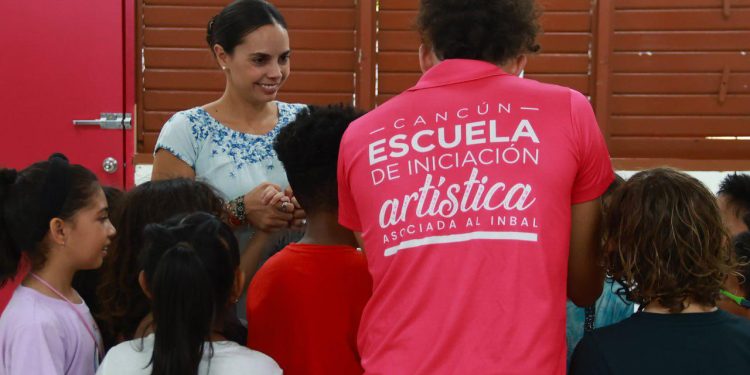 Ana Paty Peralta, visitó la Escuela de Iniciación Artística (EIAA) de Cancún