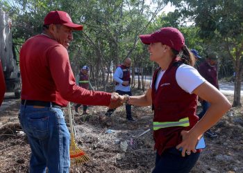 Ana Paty Peralta, realiza recorrido de supervisión de limpieza en el camellón de la avenida Huayacán