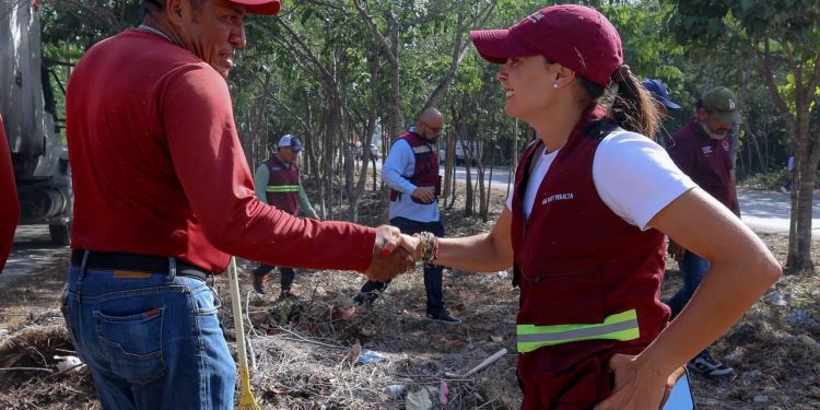 Ana Paty Peralta, realiza recorrido de supervisión de limpieza en el camellón de la avenida Huayacán