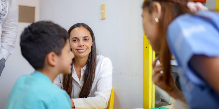 Ana Paty Peralta visitó el Centro de Autismo DIF-Teletón Cancún