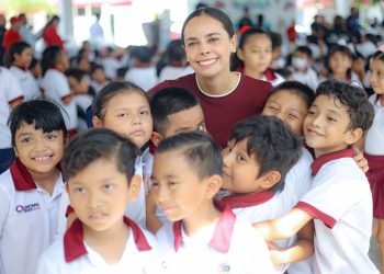 Ana Paty Peralta realiza jornada del programa “Juguemos en Paz” en la escuela primaria “Plutarco Elías Calles”