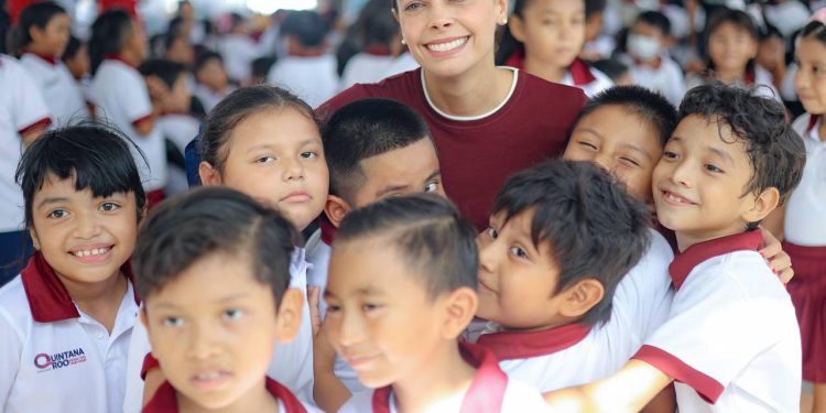 Ana Paty Peralta realiza jornada del programa “Juguemos en Paz” en la escuela primaria “Plutarco Elías Calles”