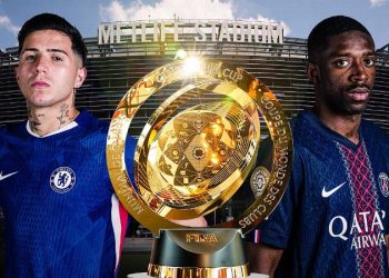 Jugadores de Chelsea y PSG posan con el trofeo del Mundial de Clubes 2025