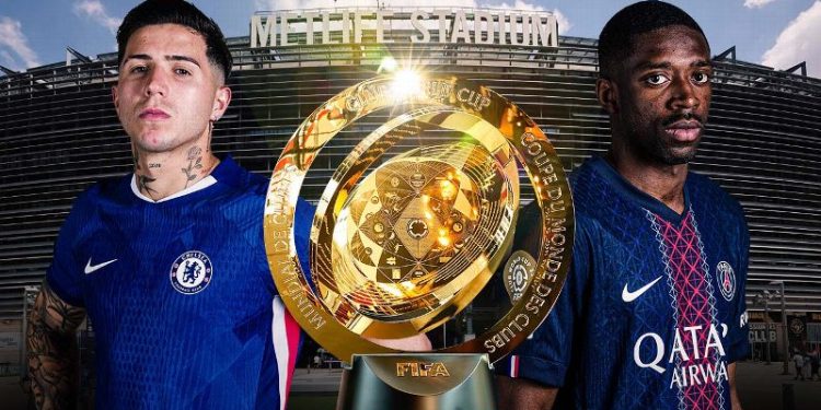 Jugadores de Chelsea y PSG posan con el trofeo del Mundial de Clubes 2025
