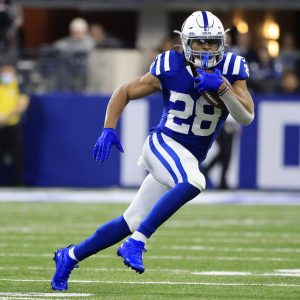 Jonathan Taylor corre con el balón en juego de los Colts