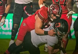 Jugador de los Mexicas realiza un tacleo a mariscal de campo de los Osos.