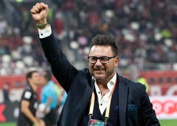 Antonio Mohamed levanta el puño celebrando en el estadio de Toluca