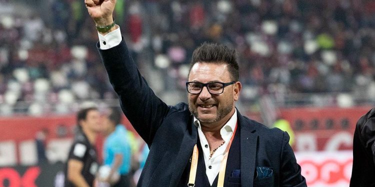 Antonio Mohamed levanta el puño celebrando en el estadio de Toluca