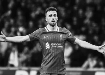 Diogo Jota con los brazos extendidos en un partido con el Liverpool