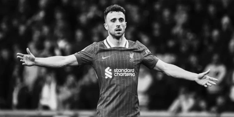 Diogo Jota con los brazos extendidos en un partido con el Liverpool