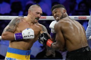 Oleksandr Usyk conecta golpe a Anthony Joshua durante combate de peso pesado