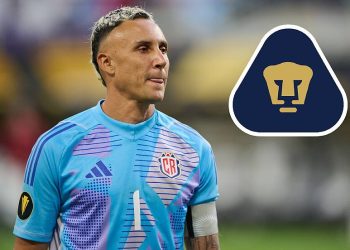 Keylor Navas con uniforme de Costa Rica junto al escudo de Pumas