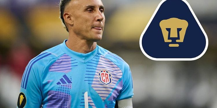 Keylor Navas con uniforme de Costa Rica junto al escudo de Pumas