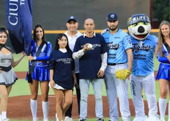 Presentación en el estadio de los Tigres con jugadores, porristas y la mascota oficial