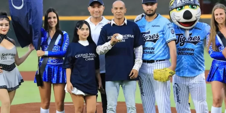 Presentación en el estadio de los Tigres con jugadores, porristas y la mascota oficial