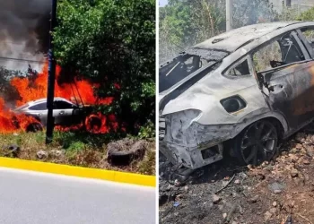 Auto Mazda se incendia en la Av. 135 de Cancún