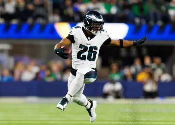 Saquon Barkley corre con el balón durante un partido de los Eagles en la NFL