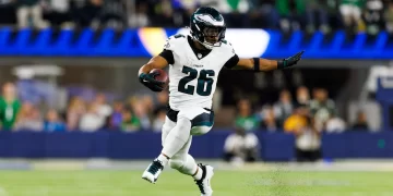 Saquon Barkley corre con el balón durante un partido de los Eagles en la NFL