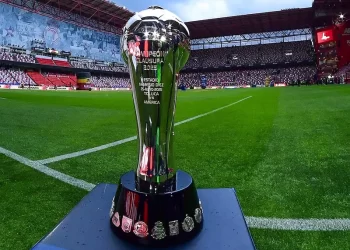 Trofeo del Clausura 2025 de la Liga MX en la cancha del Estadio Nemesio Diez.