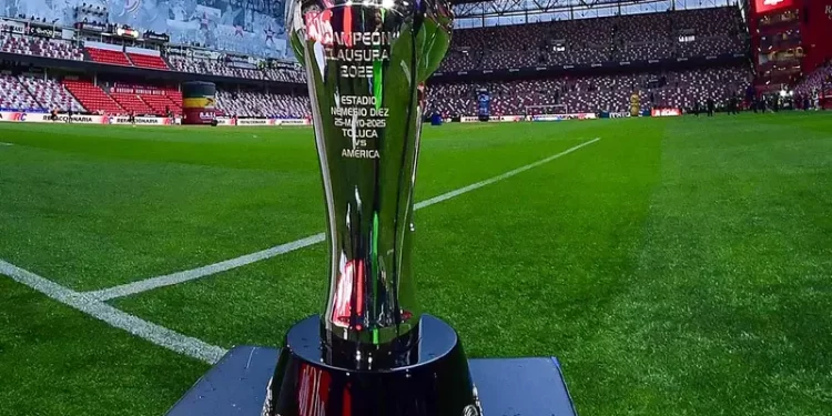 Trofeo del Clausura 2025 de la Liga MX en la cancha del Estadio Nemesio Diez.