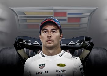 Sergio Pérez vestido con uniforme de Cadillac F1 2025 frente al logotipo de la escudería