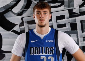 Jugador de los Dallas Mavericks con jersey azul durante la temporada NBA 2025.