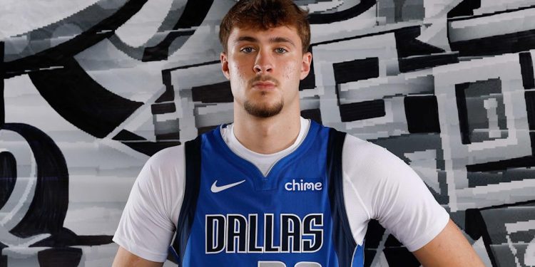 Jugador de los Dallas Mavericks con jersey azul durante la temporada NBA 2025.