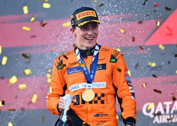 Oscar Piastri celebrando una pole position en la temporada 2025 de F1