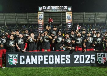 Jugadores de los Mexicas celebrando su campeonato en el Tazón México VIII 2025.