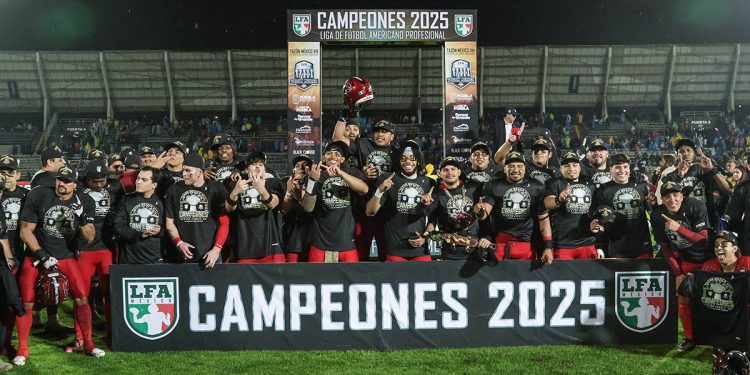 Jugadores de los Mexicas celebrando su campeonato en el Tazón México VIII 2025.
