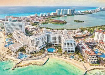 Vista aérea de los desarrollos inmobiliarios en Cancún en 2025