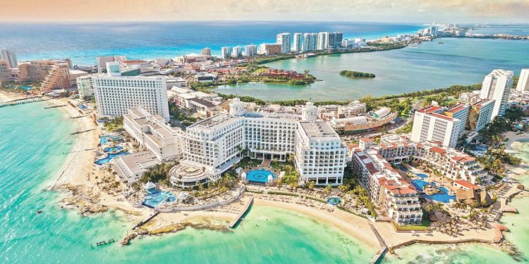 Vista aérea de los desarrollos inmobiliarios en Cancún en 2025