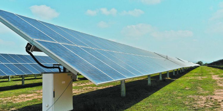 Paneles solares en proyecto de energía renovable en Cancún 2025