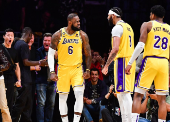 LeBron James celebra con sus compañeros en un partido de los Lakers