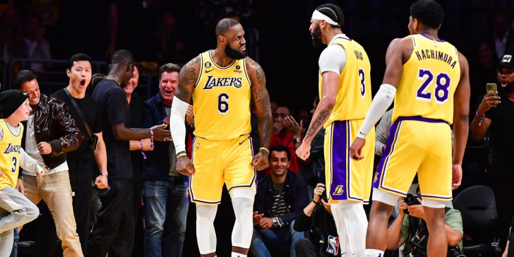 LeBron James celebra con sus compañeros en un partido de los Lakers