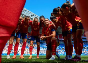 Jugadoras de España femenil reunidas en equipo antes de un partido de la Euro 2025