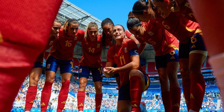 Jugadoras de España femenil reunidas en equipo antes de un partido de la Euro 2025