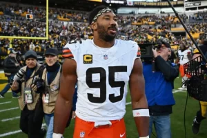 Myles Garrett caminando en el estadio tras un partido de los Browns