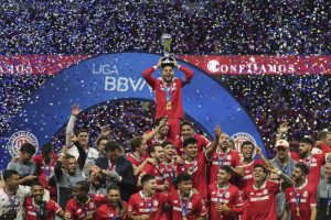 Jugadores del Toluca celebran con el trofeo de la Liga MX 2025.