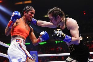 Amanda Serrano y Katie Taylor intercambian golpes en una intensa pelea de boxeo femenino