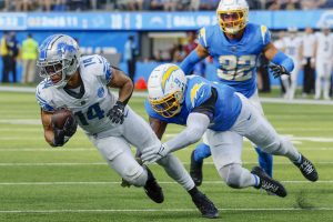 Jugadores de Chargers y Lions en acción durante un partido de la NFL