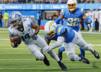 Jugadores de Chargers y Lions en acción durante un partido de la NFL