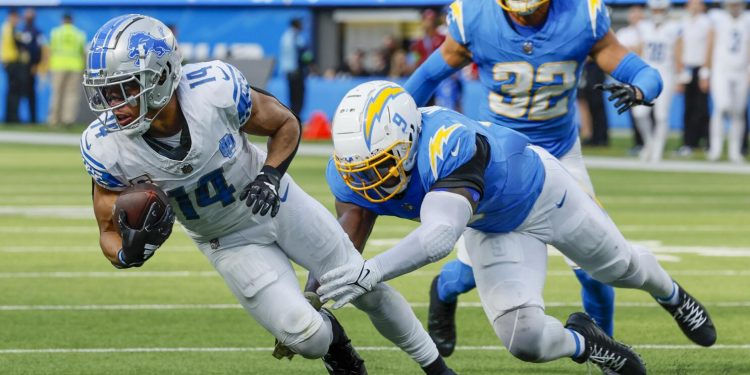 Jugadores de Chargers y Lions en acción durante un partido de la NFL