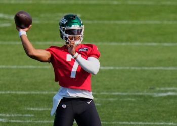 Justin Fields lanza pase en entrenamiento con los Jets