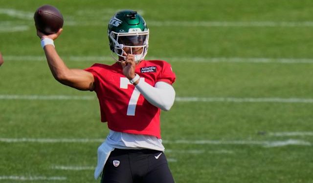 Justin Fields lanza pase en entrenamiento con los Jets