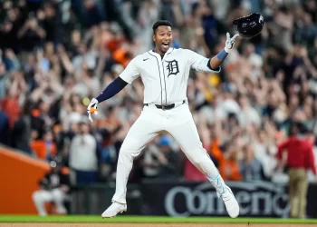 Jugador de los Detroit Tigers celebra una jugada clave en un partido de MLB 2025